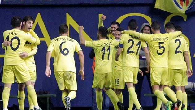 Fotbalist Villarealu se raduj z glu do st Barcelony.
