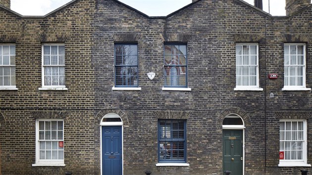 Cihlový dům s modrými klasickými okny stojí v londýnské ulici Roupell Street. Původně byly domky v řadě vystavěny jako levné nájemní bydlení pro řemeslníky, truhláře, kováře a drobné obchodníky.