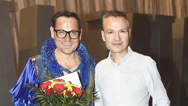 Pavel Vtek a Janis Sidovsk na dernie muziklu Mamma Mia! (Praha, 31. prosince 2016)