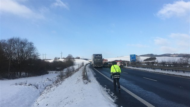 Po stetu kamionu a dvou osobnch aut u Psku zemeli dva lid a pt se jich zranilo. (6.1.2017)