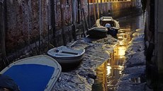 Benátské kanály zstaly bez vody, lod nemohou vyplout. (29.12. 2016)