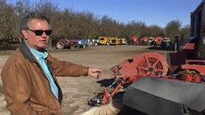 Ameri�tí farmá�i nakupují novou techniku. Farmá� Kevin Herman ukazuje nový...