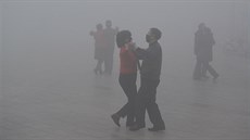 Čínu zahalil smog, někteří se však nevzdávají denní rutiny. (3. ledna 2017)