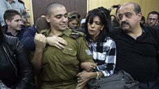 Izraelský serant Elor Azaria s rodii u vojenského soudu v Tel Avivu (4. ledna...