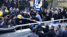 Stoupenci seranta Elora Azarii demonstrují ped soudní budovou v Tel Avivu (4....