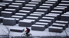 Zasnený památník holokaustu v centru Berlína (5. ledna 2017)
