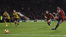 Callum Wilson z Bornemouthu skóruje z penalty v utkání s Arsenalem.