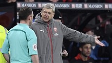 Arsène Wenger diskutuje s rozhod�ím.