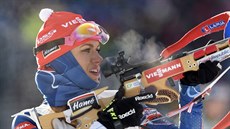 VYHLÍÍ LUTÝ DRES? Gabriela Koukalová bhem nástelu ped sprinterským závodem v Oberhofu.
