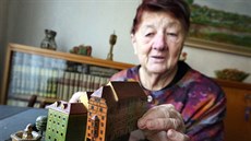 Jana Cibochová p�edvádí prototyp d�ev�ného skládacího modelu �palí�ku, který...