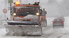 Silniái odklízejí sníh na silnicích u Ostravice pod Beskydami (5.1.2017)