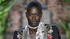 Model Alpha Dia, rodák ze Senegalu, na pehlídce v Milán v záí 2016