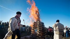 Zapálení symbolické vatry se ujal mimo jiné starosta nedaleké slovenské obce...