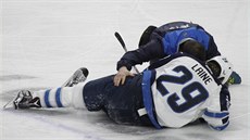 Patrik Laine po hitu od Jakea McCabea v zápase mezi Buffalem a Winnipegem.