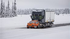 AEB je systém pokroilého nouzového brzdní, který pouívá kameru a radar ke...