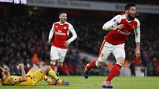 RADOST ŠKORPIONA. Olivier Giroud z Arsenalu běží oslavit nezapomenutelný gól...