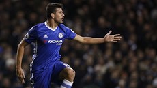 Útoník Chelsea Diego Costa pi utkání anglické ligy na hiti Tottenhamu.