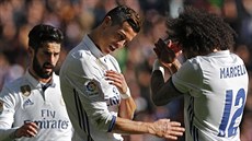 Fotbalisté Realu Madrid se radují ze vsteleného gólu v utkání s Granadou....