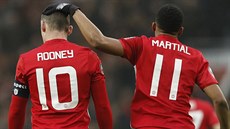 Fotbalisté Manchesteru United Wayne Rooney a Anthony Martial v utkání...