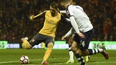 Záloník Arsenalu Aaron Ramsey stílí gól proti druholigovému Prestonu v utkání...