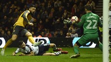 Olivier Giroud st�ílí rozhodující branku pohárového utkání mezi Arsenalem a...