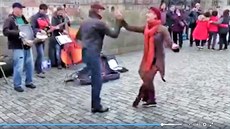 Karine Soucheire a Jeff Dubourg p�i tanci na Karlov� most�.