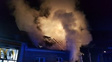 V Soblkách na Kyjovsku vímaví sousedé zachránili hoící dm majiteli, jen na...