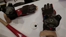 Díky Vive Trackeru lze do virtuální reality dostat cokoliv. Třeba i rukavice.