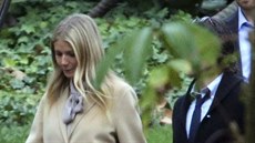 Gwyneth Paltrowová s přítelem opouštějí smuteční obřad, kterého se zúčastnilo...