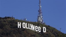 Neznámý vtipálek zmnil v noci na Nový rok slavný nápis nad Hollywoodem (1....