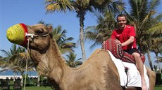 Zden�k �enke�ík sedí na velbloudu b�hem soust�ed�ní Slavie v Dubaji.