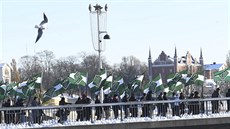 P�ívr�enci Nordického hnutí odporu p�i nedávné demonstraci v centru Stockholmu....