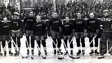 Vítkovičtí hokejisté nastupují k prvnímu ligovému zápasu 3. ledna 1937.