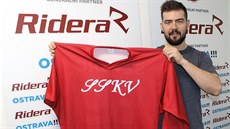 Vítkovický útoník Roman Szturc ukazuje retrodres.