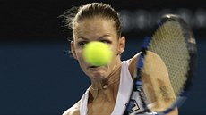 SCHOVANÁ ZA MÍKEM. Karolína Plíková ve finále turnaje v Brisbane.