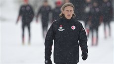 Norský obránce Per-Egil Flo p�ichází na sv�j první trénink se Slavií.
