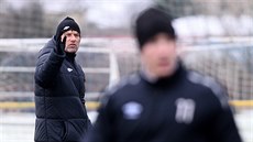 Hlavní kouč Daniel Šmejkal řídí trénink teplických fotbalistů.