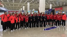 Slávisté se fotí s personálem leti�t� v �anghaji.