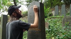 Václav Fred Chvátal obnovuje náhrobek na jednom ze �idovských h�bitov�.