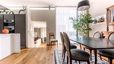 Architekti interiér domu za�ídili mixem nového a staro�itného nábytku, který...