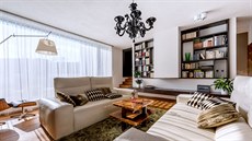 Obývací pokoj za�ídili architekti nábytkem z p�edchozího bydlení a doplnili jej...