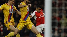 Alexis Sanchez (vpravo) z Arsenalu stílí na branku Crystal Palace.