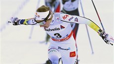 védská lyaka Stina Nilssonová projídí vítzn cílem skiatlonu v Oberstdorfu.