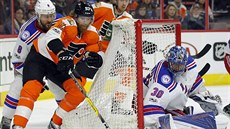 Jakub Vorá�ek (druhý zleva) z Philadelphie se sna�í natla�it p�ed branká�e...