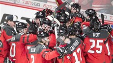 Kanadští hokejisté se radují z postupu do finále MS do 20 let.