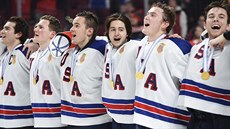 Amerití hokejisté se zlatými medailemi z mistrovství svta do 20 let.