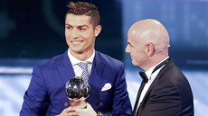 Cristiano Ronaldo (vlevo) přebírá trofej FIFA pro nejlepšího fotbalistu světa...