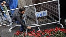 Lidé ped istanbulský klub Reina pináejí kvtiny, aby uctili památku obtí...