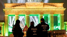 Nmetí policisté hlídkují u Braniborské brány v Berlín, kam se na ohostroj...