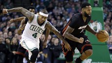 Isaiah Thomas (vlevo) z Bostonu nahání Jamese Johnsona z Miami.